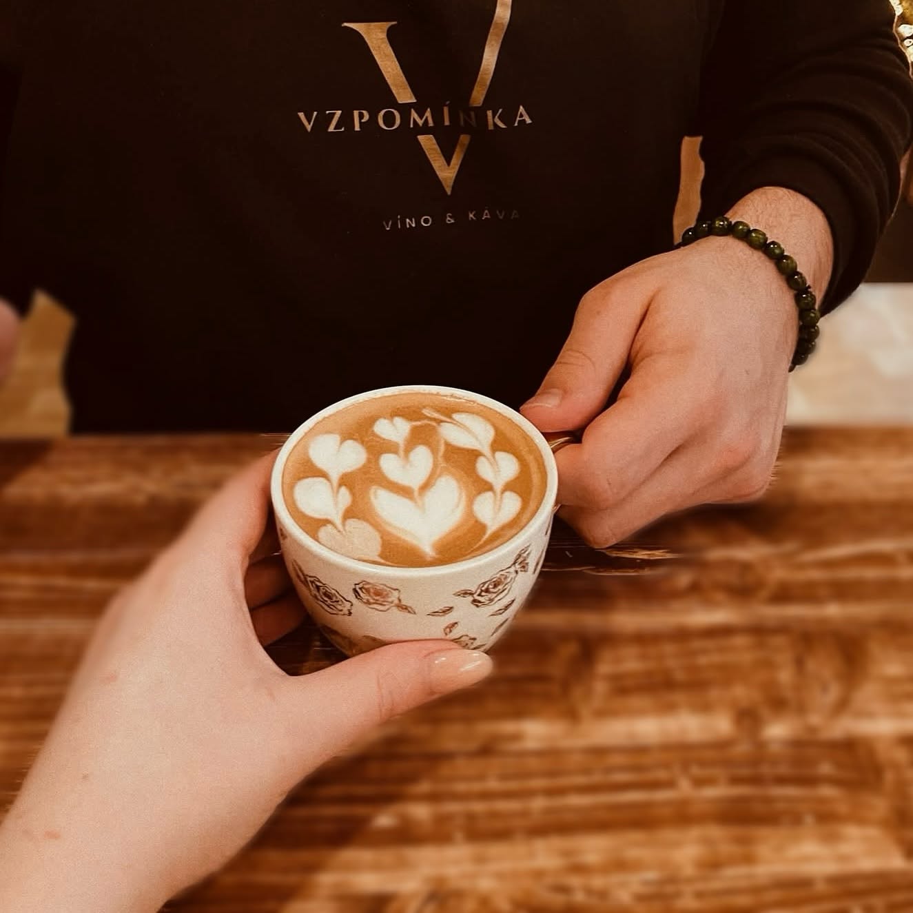 Latte art v brandovém hrnku