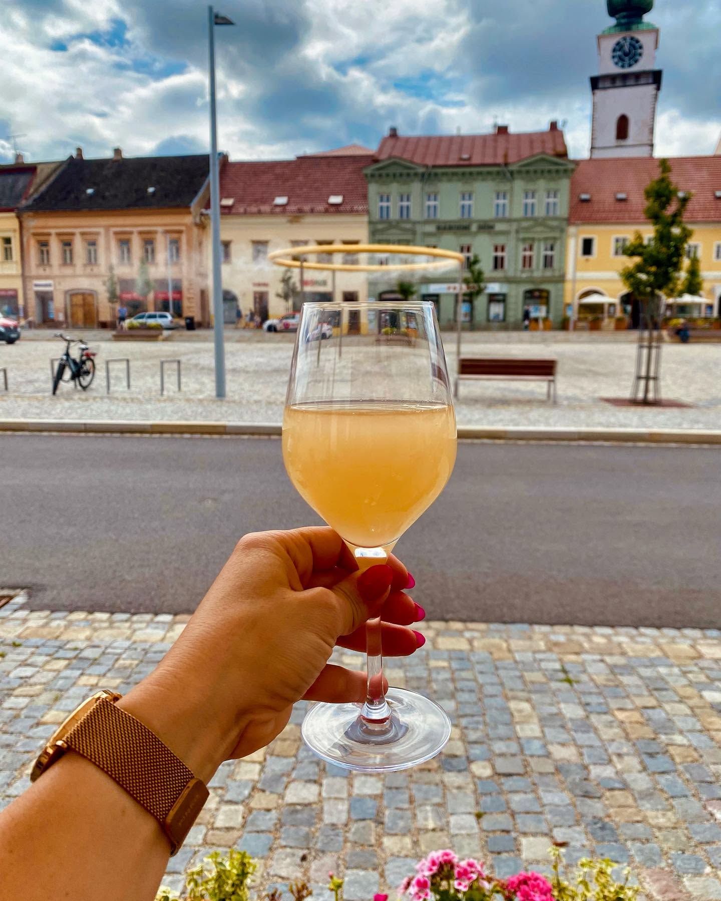 Sklenka vína nad náměstím